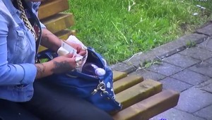 VIDEO: Dílerka predávala drogy, ktoré mala ukryté v podprsenke