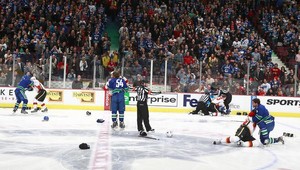 VIDEO. Vo Vancouvri hromadná bitka už po dvoch sekundách!