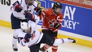 VIDEO. Hokejistky zhodili rukavice. Ani Chára by sa nehanbil!