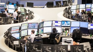 Čínska burza padla, obchodovanie zastavili po 15 minútach