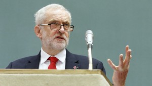 Líder opozície Corbyn pobúril parlament. Premiérku May mal označiť za hlúpu ženu