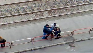 Šokujúce video! Revízori bijú čierneho pasažiera