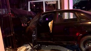 Mladý vodič prerazil stenu záložne a skončil v predajni. Pred jazdou pil