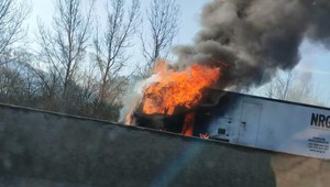 Horiaci kamión ochromil dopravu smerom na Žilinu. Na mieste zasahovali hasiči