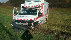 Vážna dopravná nehoda. Sanitka po kolízii s autom skončila v poli