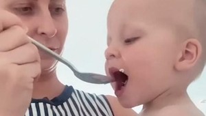 Ako podať dieťaťu liek bez boja? TRIK tejto mamičky funguje na sto percent