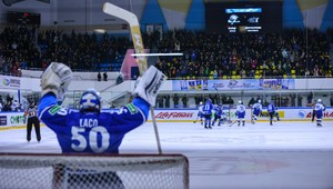 Keď je Laco v bráne... Famózny zákrok nášho gólmana v KHL!