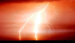 VIDEO: Hromy, blesky, lejak, vetrisko. Panika na letnom festivale