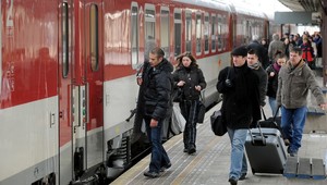 Cestujúci napadli rušňovodiča a vlakvedúcu. Tí sa museli zamknúť