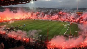 Pekelná atmosféra v hľadisku aj na ihrisku! To je derby v Grécku