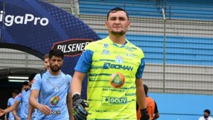 Brankár močil počas zápasu. Dostal červenú a hrozí mu dištanc