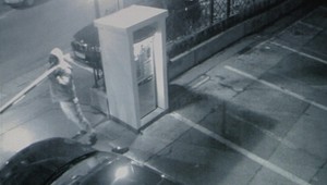 ZÁZNAM: Mladík sa nevedel dostať z parkoviska. Tak vylomil rampu...