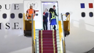 Novinár prezradil, prečo dostal Macron facku od manželky