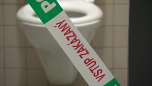 Na toaletách v seneckej firme našli novorodeniatko bez známok života