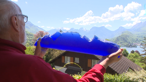 Pri tvorbe sa inšpiruje vesmírom a domovinou: Známy slovenský sklár mieri s dielami do Cernu