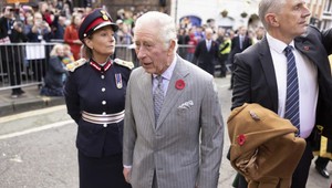 Na kráľa Karola III. muž zaútočil netradičnou metódou. Hádzal po ňom vajcia