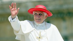 Pápež Benedikt XVI. mal svoj odchod premyselný, tvrdí arcibiskup Zvolenský