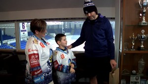 Lukáško vyrastal ako zdravé dieťa, no v 4 rokoch sa musel znova učiť chodiť. Teraz mu pomohol Jágr