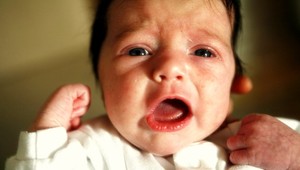 Šokovaní policajti! Zastavili vodičku s bábätkom zazipsovaným v kabelke