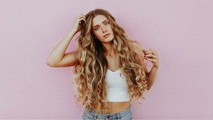 Jar 2025: Svieže účesy a pastelové farby v šatníku