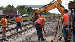 Pre rekonštrukciu železničného priecestia uzavreli cestu, záchranári jazdia cez pole