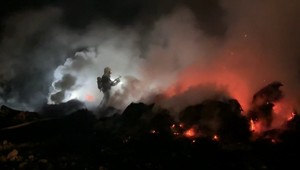 Požiar a výpadok elektriny v obci: Za všetko mohol odhodený ohorok od chlapca (17)