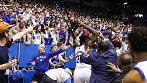 Hromadná bitka basketbalistov: vzduchom lietali stoličky