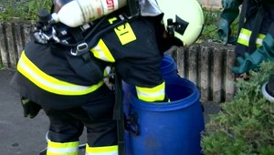 Biely prášok v obálke na policajnej stanici zalarmoval aj hasičov