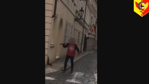 Opitý cudzinec útočil na ľudí v centre Prahy. Ako zbraň mu slúži historický meč