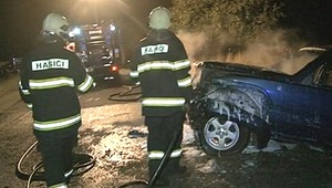 Po nehode pri Spišskej Novej Vsi začalo horieť auto, posádka utiekla