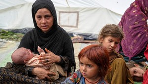 Ženám nepomáhajú. Afgánky zostávajú pod sutinami, muži sa ich nesmú dotknúť