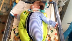 Chlapčeka s nádorom transportovali do Prahy, v pondelok ho čaká operácia