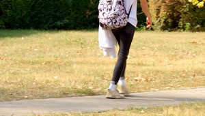 Muž ponúkol chlapcovi 20 eur za orálne uspokojenie. Keď odmietol, ťahal ho do kríkov