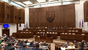 Poslancov čakalo po diskusii hlasovanie o novele zákona o politických stranách. Nakoniec ho odložili na október