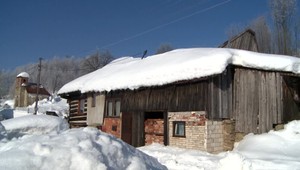 Pre sneh spadla strecha. Neskôr v drevenici našli zbraň