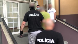 Mal sa pokúsiť o vraždu brata a matky, dôkazy sú však mätúce