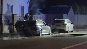 Nočný požiar luxusného auta: polícia preveruje podpaľačstvo