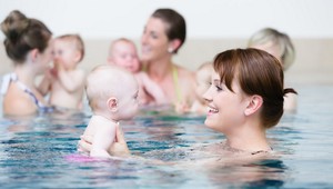 Na kurze plávania pre bábätká zažila ŠOK! Iná matka ju obvinila, že má nevhodné plavky!