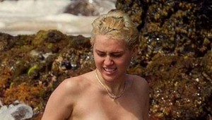 Rodičia, zakryte oči deťom! Miley Cyrus behá po pláži hore bez!