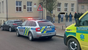 Na základnej škole sa žiak vyhrážal učiteľke. Namieril na ňu zbraň