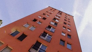 Muž vyskočil z 10. poschodia, dopadol na zaparkované auto