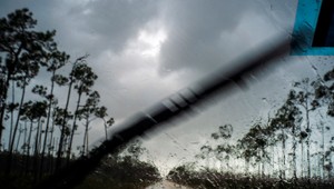 Hurikán Dorian udrel na Bahamy, pustošil domy a bral strechy