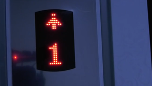 Cestou na poradu uviazli vo výťahu. Zachránil ich vlastný krik