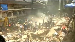 Najmenej 11 ľudí zomrelo pri páde šesťposchodovej budovy. Ďalších 10  je zasypaných pod troskami