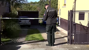 Záhadná smrť otca so synom. Jeden ležal doma, druhý pred susedovým domom