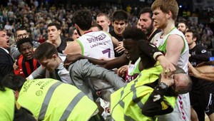 Hromadná bitka na basketbale v Bilbau! Lietali päste aj kopance