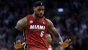 LeBronovi (28) hrozí trest! Nevhodne tancoval na palubovke