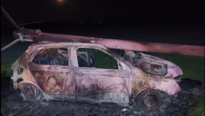 Auto zhorelo po zrážke s elektrickým stĺpom. Vodiča našli mimo vozidla mŕtveho