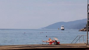 Dovolenku pri mori si nemôže dovoliť každý. Problémom je, že už ani na Slovensku