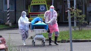 Opäť stúpa počet hospitalizovaných pacientov, v nemocniciach už začínajú pomáhať medici